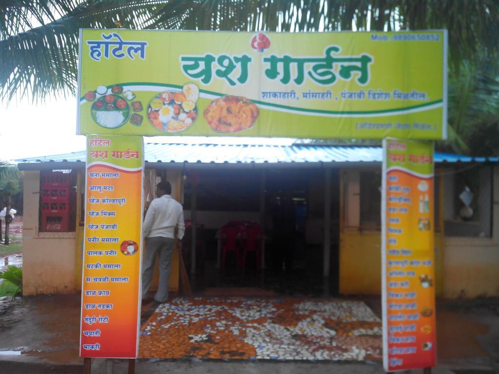 Yash Garden Residency Hotell Ganpatipule Exteriör bild